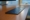 Ahşap bir masa üzerinde siyah bir iMac klavyenin yakın çekim fotoğrafı